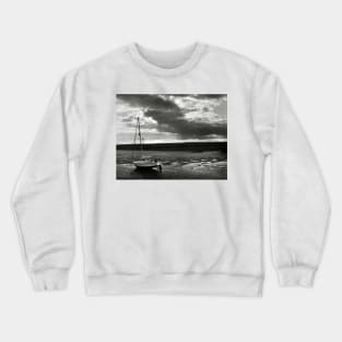 Yacht at low tide - Burnham Overy Staithe, Norfolk, UK Crewneck Sweatshirt